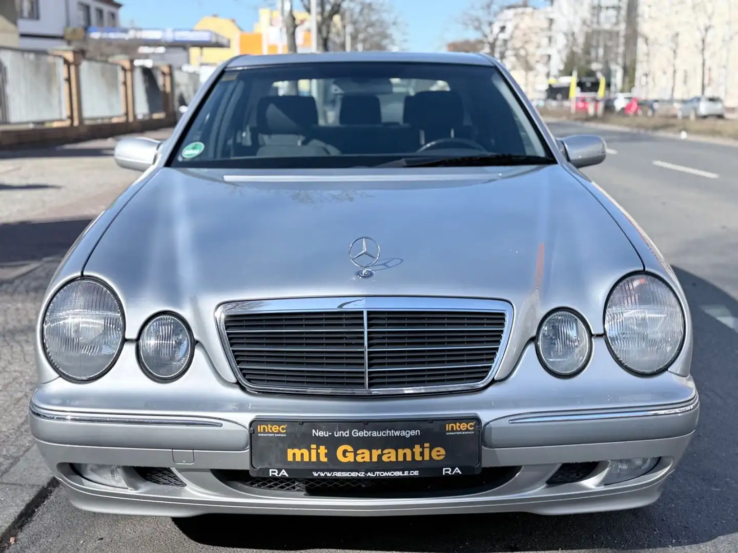 Mercedes-Benz E 220 CDI ELEGANCE +1.HAND+AUTOMATIK+SCHECKHEFT+ Silber - 2
