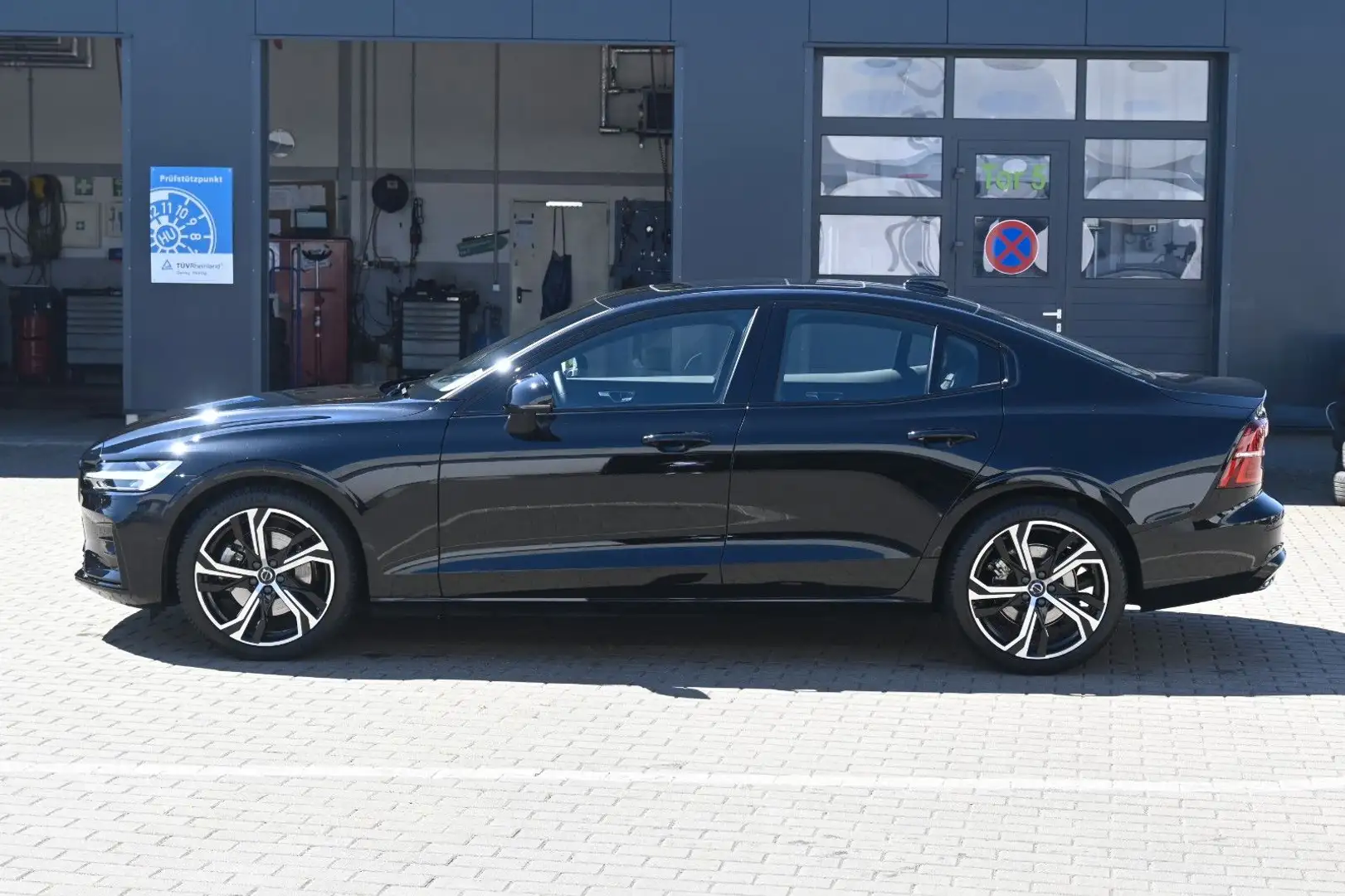 Volvo S60 B4 Plus Dark*LED*PANO*STHZ*H&K*360*QI*19" Schwarz - 2
