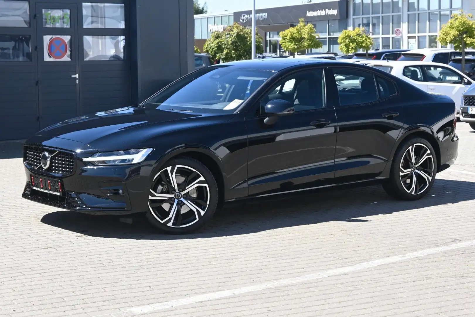 Volvo S60 B4 Plus Dark*LED*PANO*STHZ*H&K*360*QI*19" Schwarz - 1