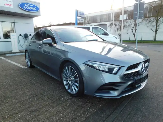 Mercedes-Benz A 200 Limousine AMG Line Schiebedach/AHK schwenk