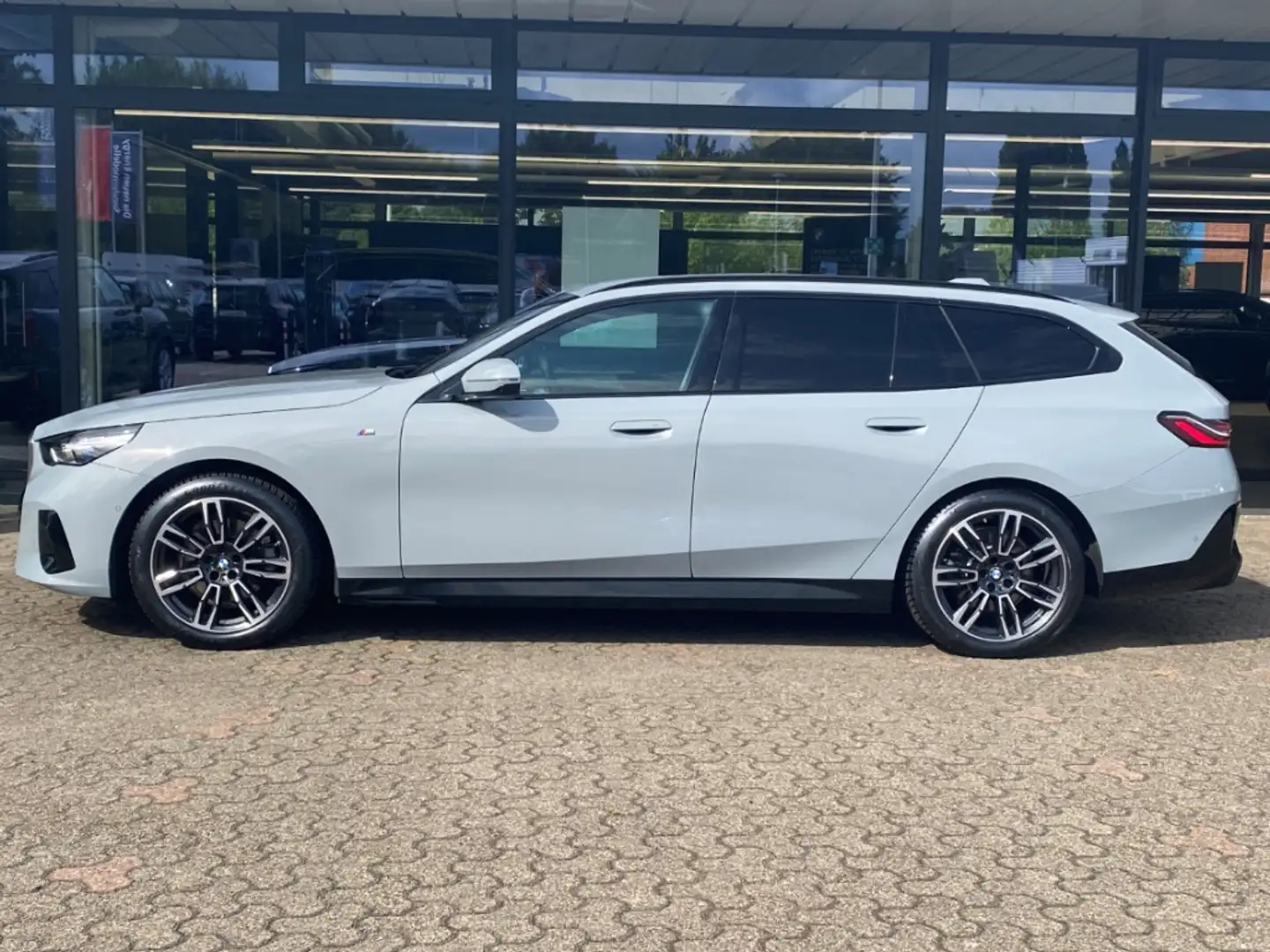 BMW 520 d Touring M Sport AHK Harman/Kardon Autobahnassist Grau - 2