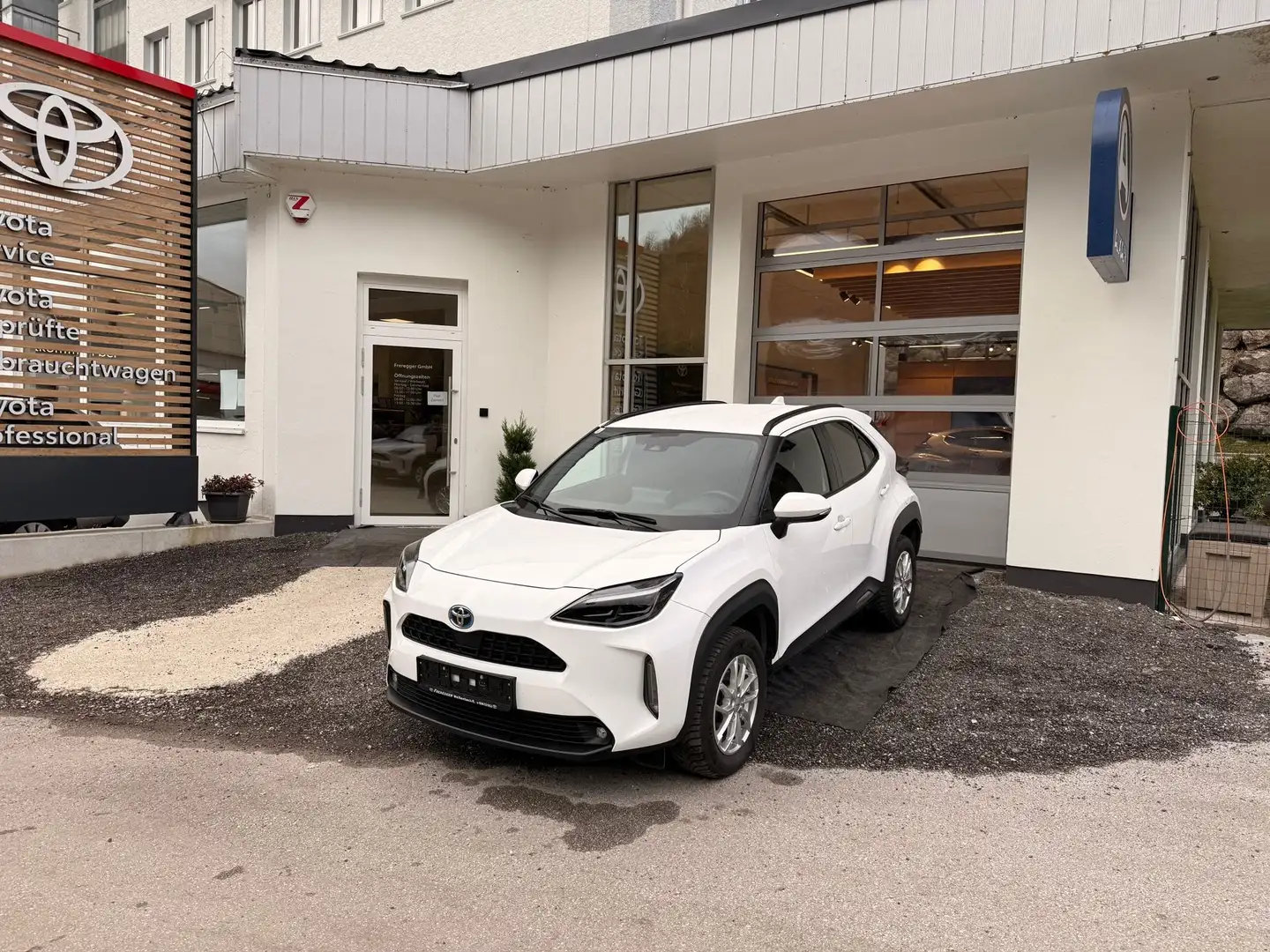 Toyota Yaris Cross Hybrid AWD-i Active Drive Weiß - 2