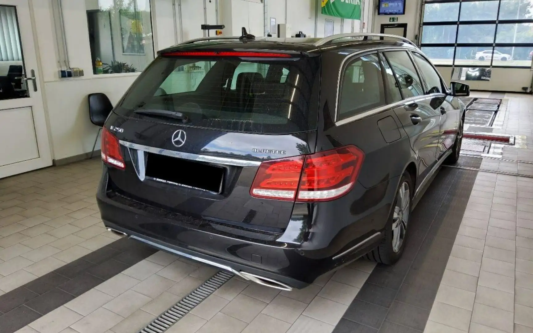 Mercedes-Benz E 250 4M Avantgarde Aut. Comand Schiebedach AHK Noir - 2