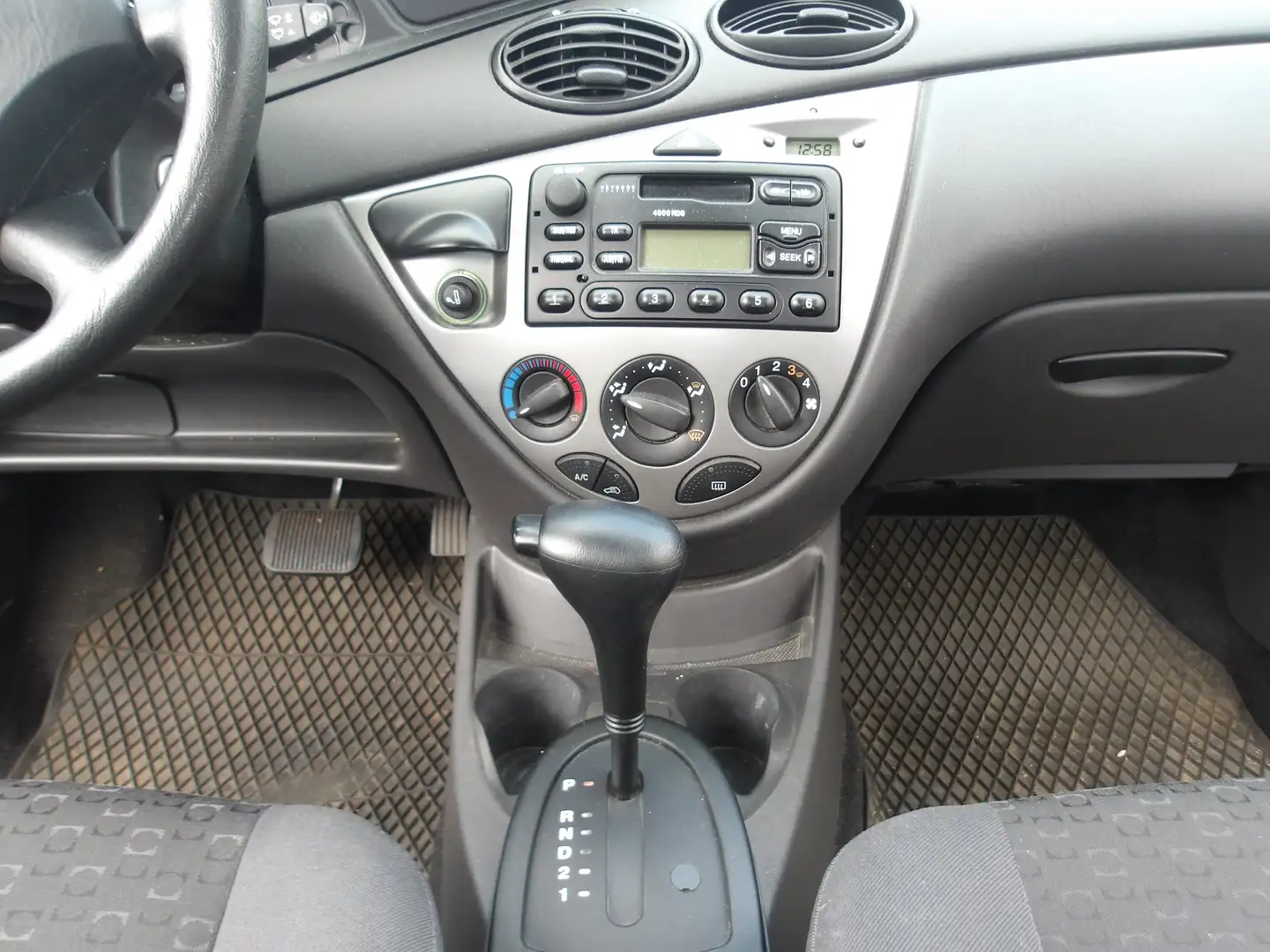 Ford Focus 1.6  Automatik 1-Hand Negro - 2