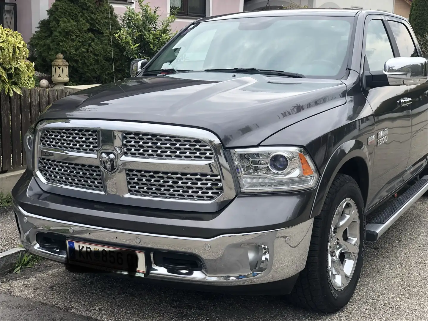 Dodge RAM 1500 Crew Cub Laramie Long Pickup Grau - 2
