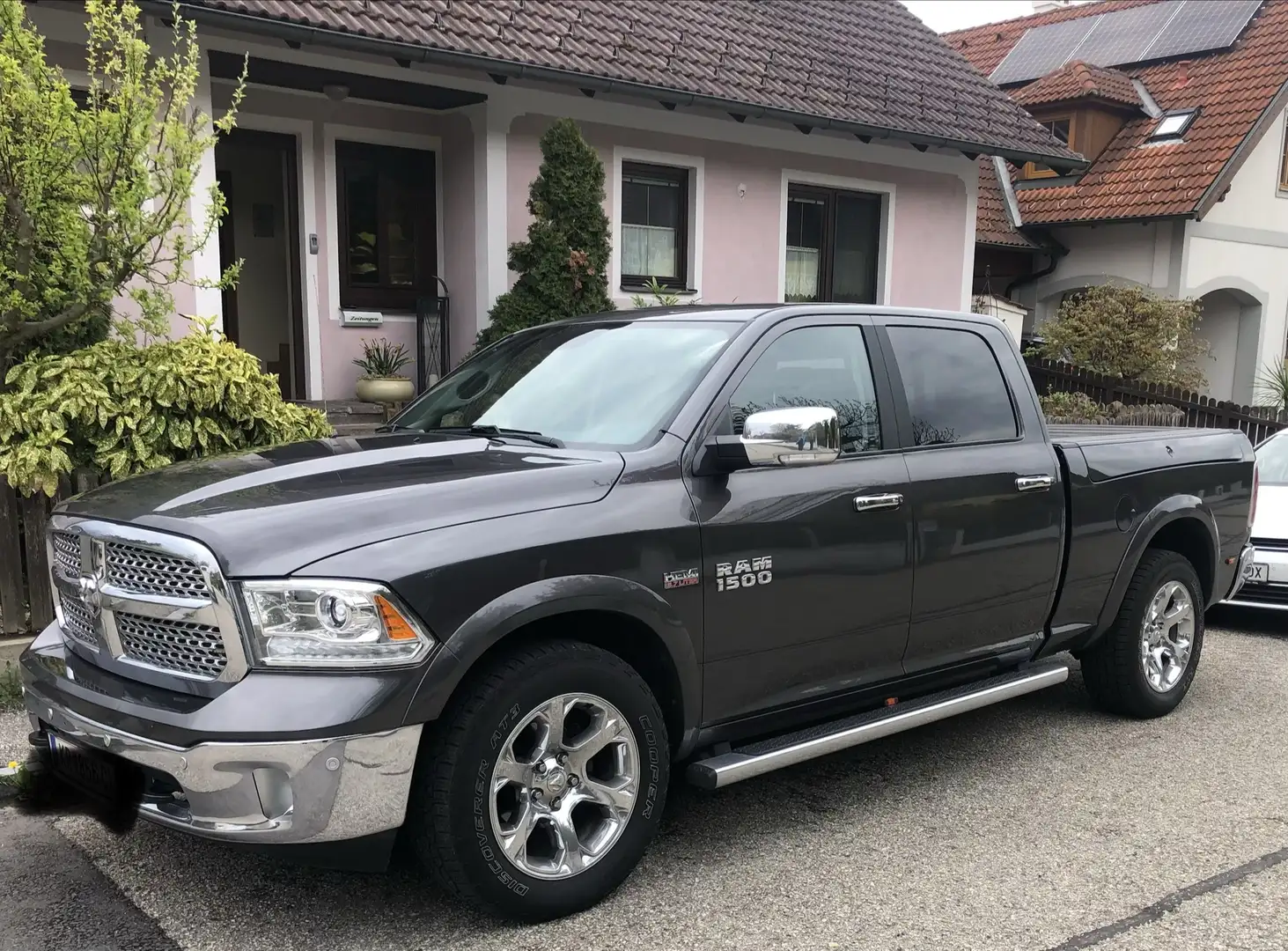 Dodge RAM 1500 Crew Cub Laramie Long Pickup Grau - 1