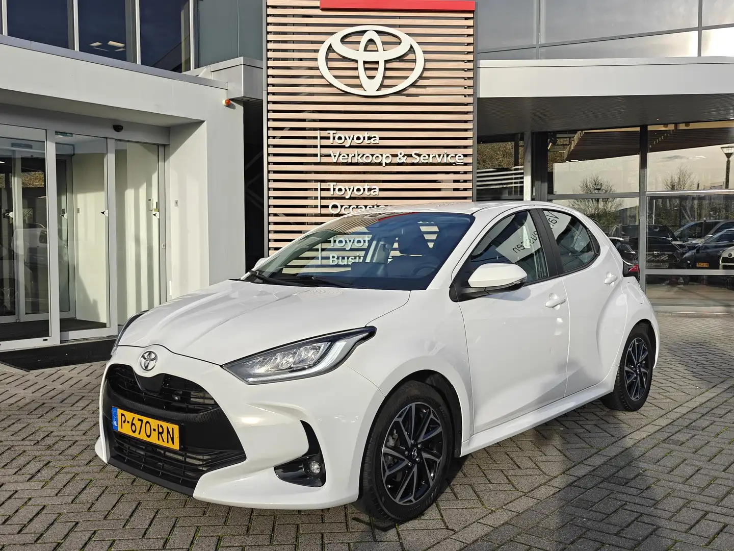 Toyota Yaris 1.5 VVT-i Dynamic ALL-SEASON NAVI LM-VELGEN KEYLES Weiß - 1