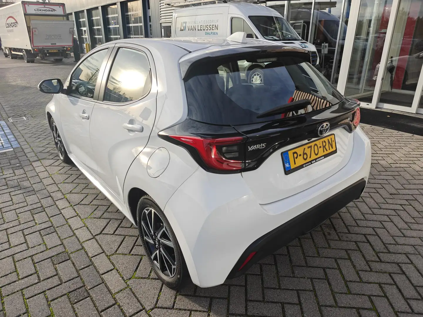 Toyota Yaris 1.5 VVT-i Dynamic ALL-SEASON NAVI LM-VELGEN KEYLES Blanc - 2