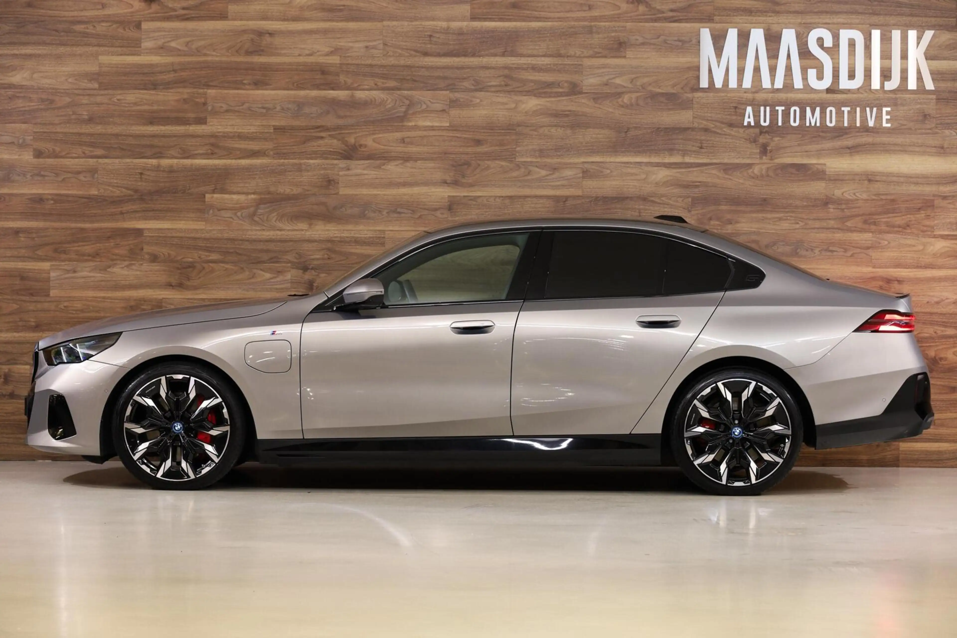 BMW 550 5-serie 550e xDrive — photo 14