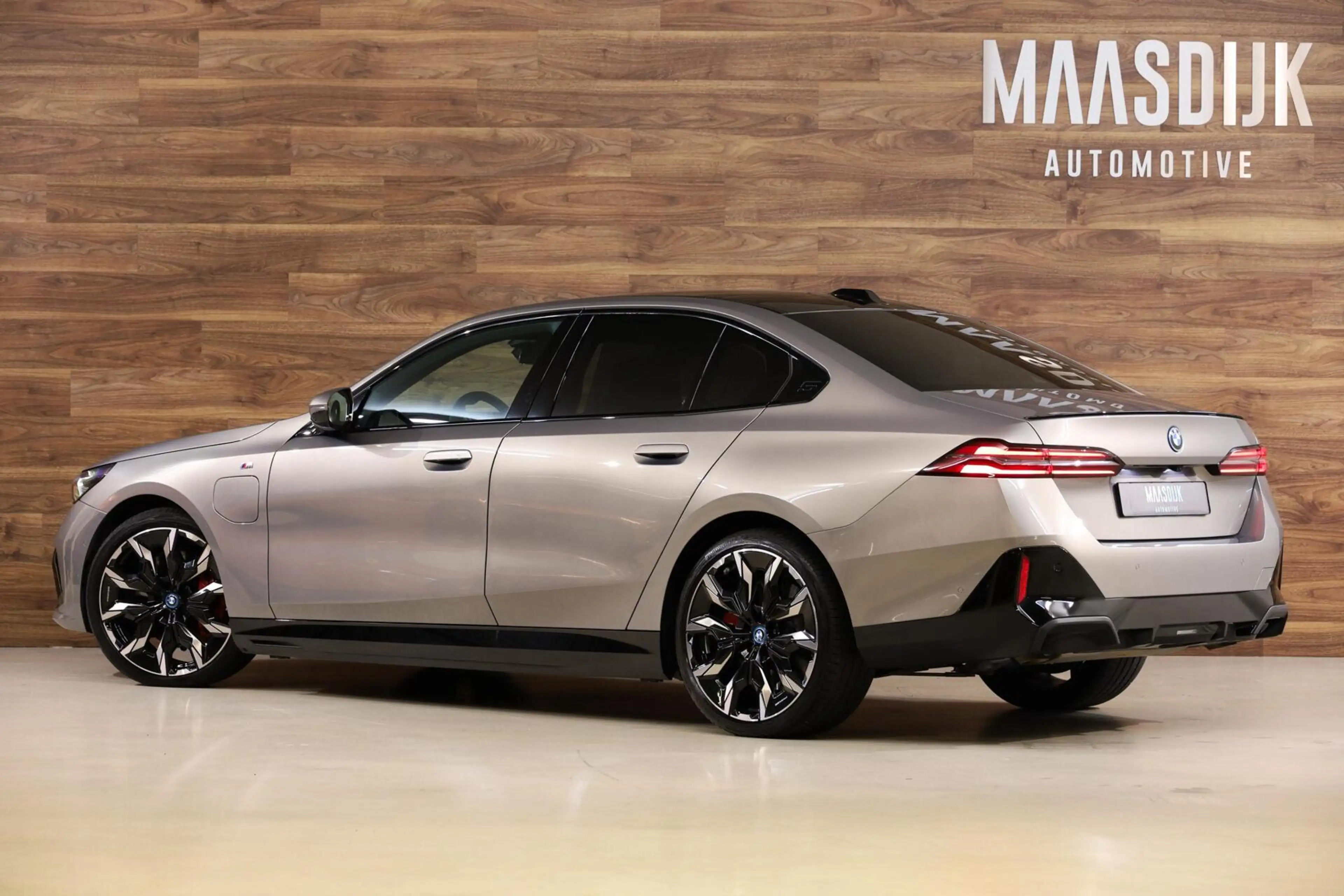 BMW 550 5-serie 550e xDrive — photo 13