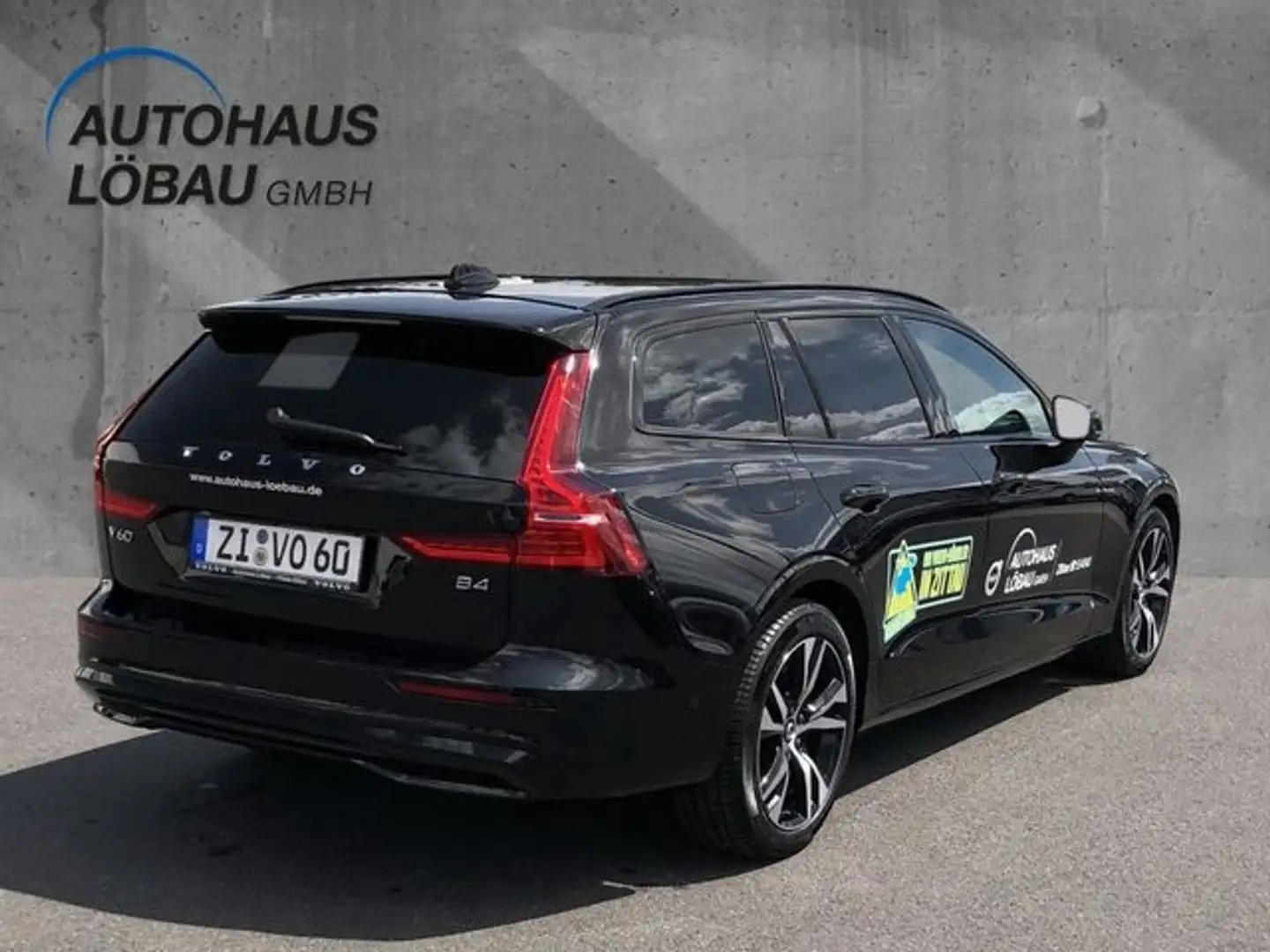 Volvo V60 B4 D Plus Dark StandHZG AHK-klappbar Navi  Memory Schwarz - 2