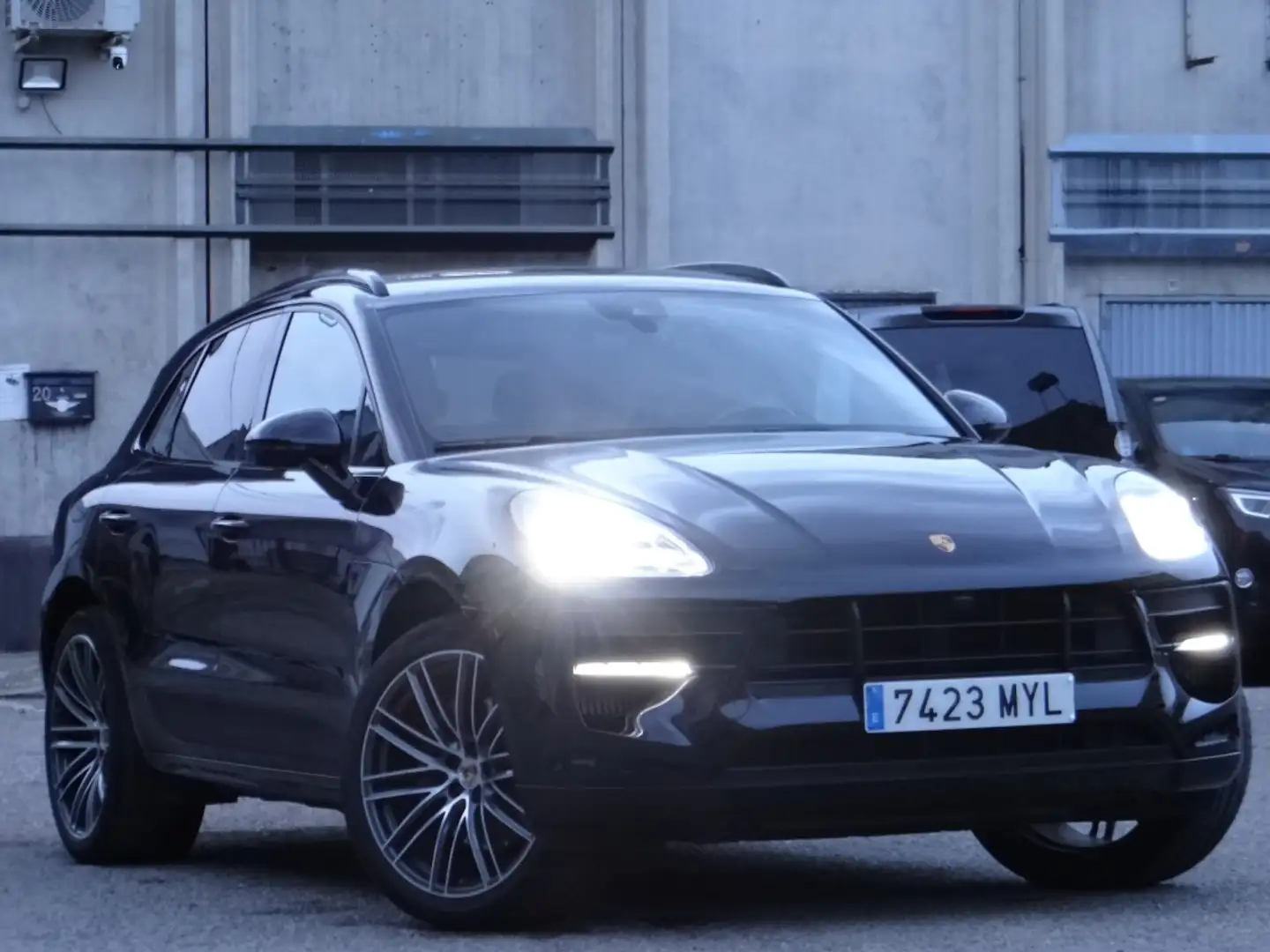 Porsche Macan Aut. Schwarz - 1