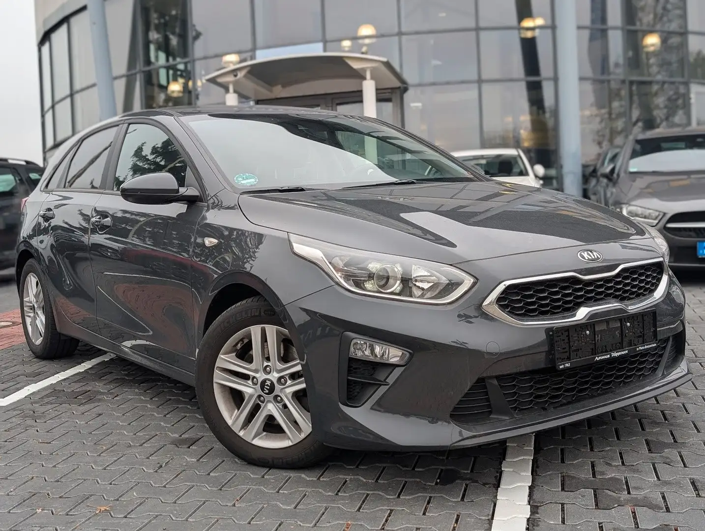 Kia Ceed / cee'd Ceed Edition 7 Limited AHK. CarPlay. Sitzh. RFK. Grau - 2