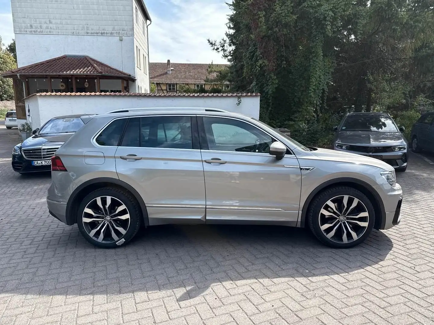 Volkswagen Tiguan 2.0 TDI DSG R-Line4Motion/°360/HUD/PANO Silber - 2