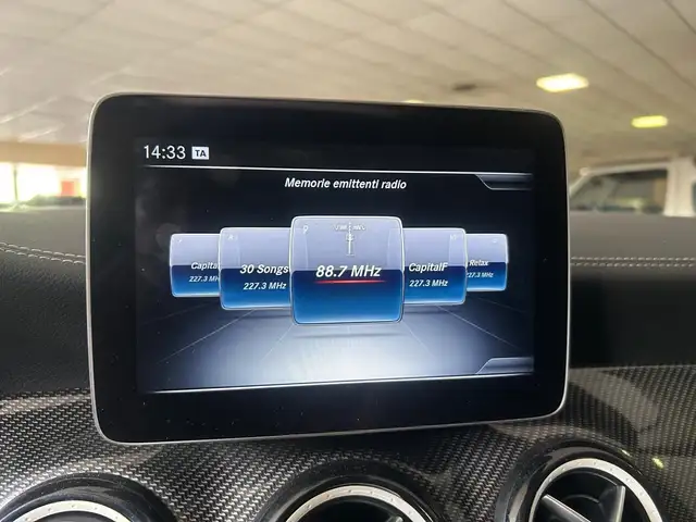 Mercedes-Benz GLA view 12