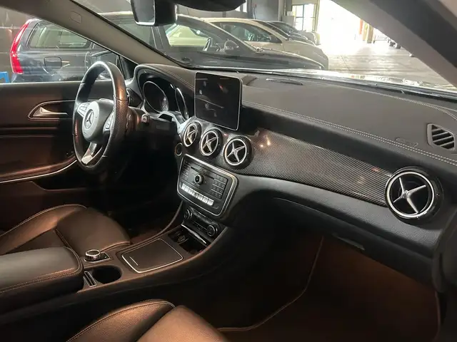 Mercedes-Benz GLA view 10