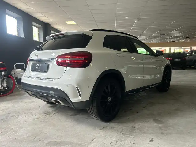 Mercedes-Benz GLA view 4