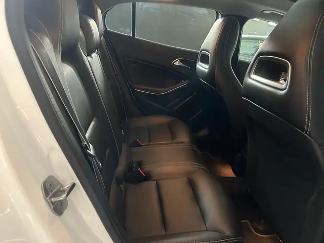 Mercedes-Benz GLA view 9