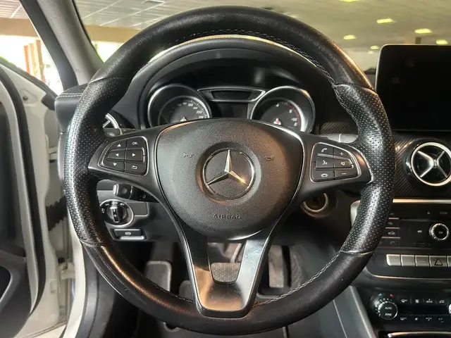 Mercedes-Benz GLA view 11