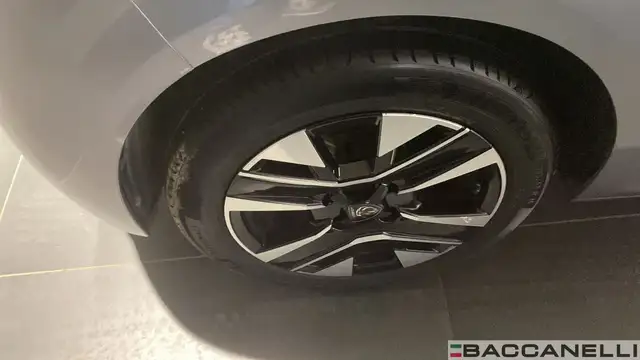 Peugeot 208 view 9
