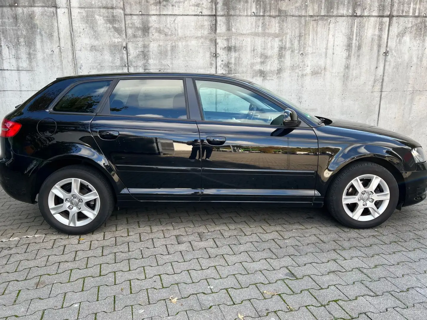 Audi A3 1.6 Attrac. Sportback*2Hand*Scheckheft*SitzHz Schwarz - 2