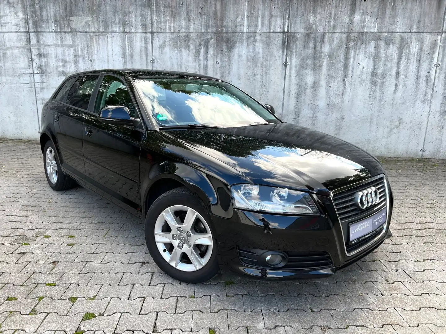 Audi A3 1.6 Attrac. Sportback*2Hand*Scheckheft*SitzHz Schwarz - 1