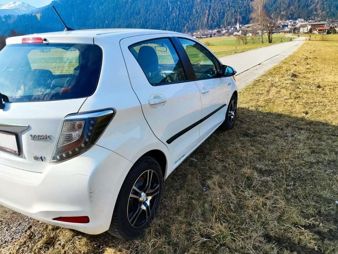 Toyota Yaris Yaris 1,5 VVT-i Hybrid Active Active Weiß - 1