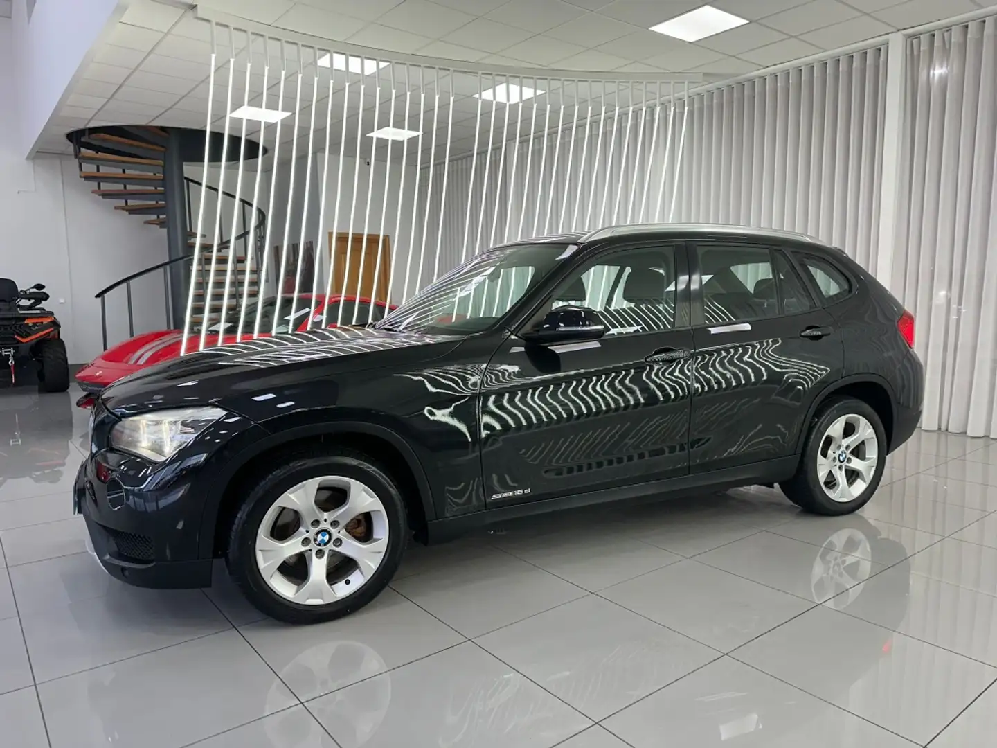 BMW X1 sDrive 16d Schwarz - 2