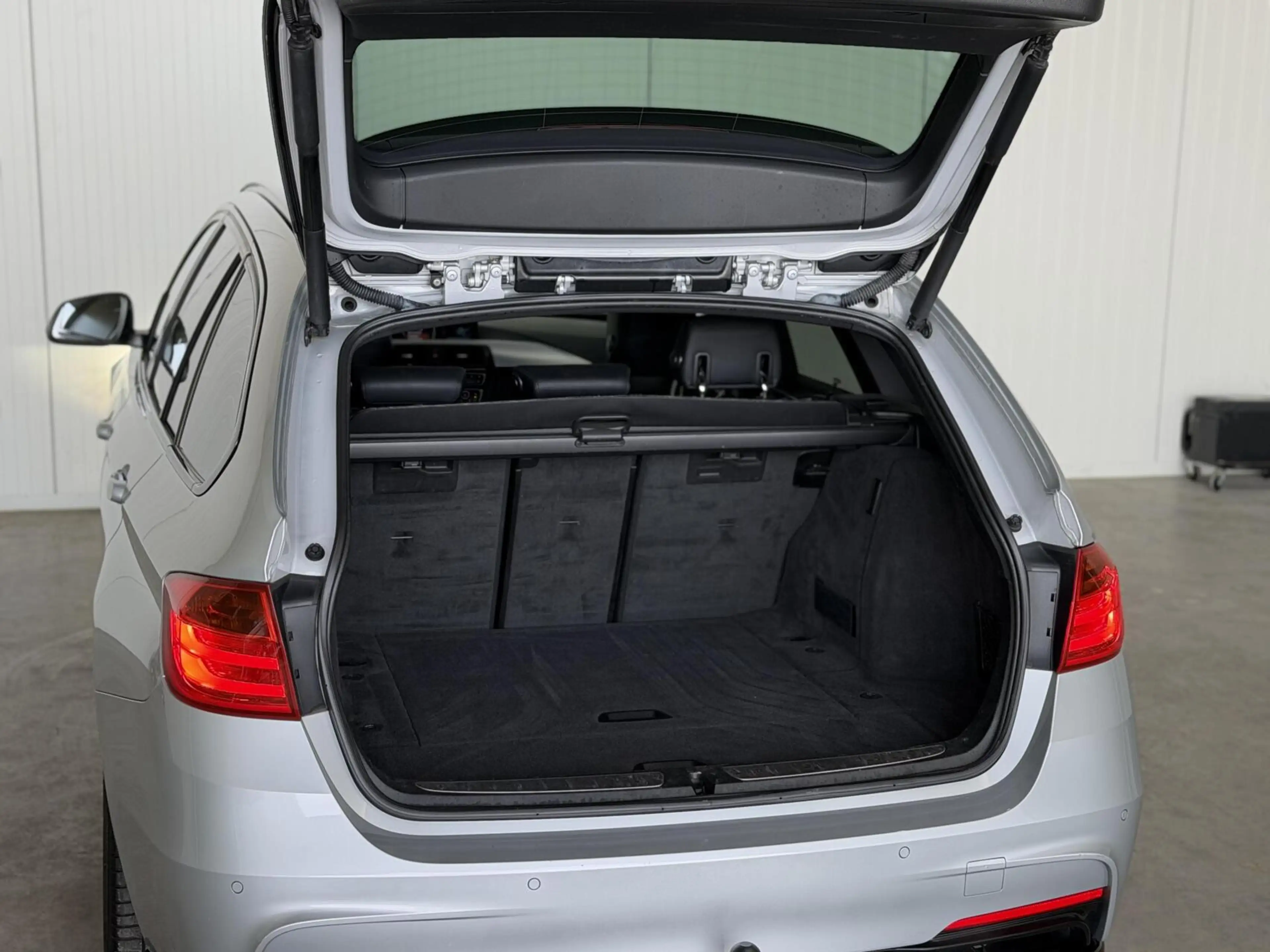 BMW 335 3-serie Touring 335i xDrive High Executive — photo 10