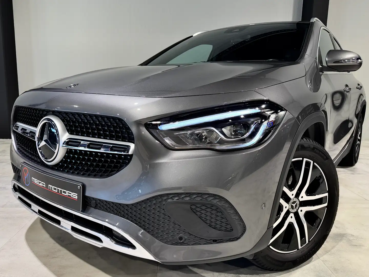 Mercedes-Benz GLA 200 d 150CV PACKSPORT AUTO+F1 NAVi CAMERA AMBiANCE LED Gris - 1