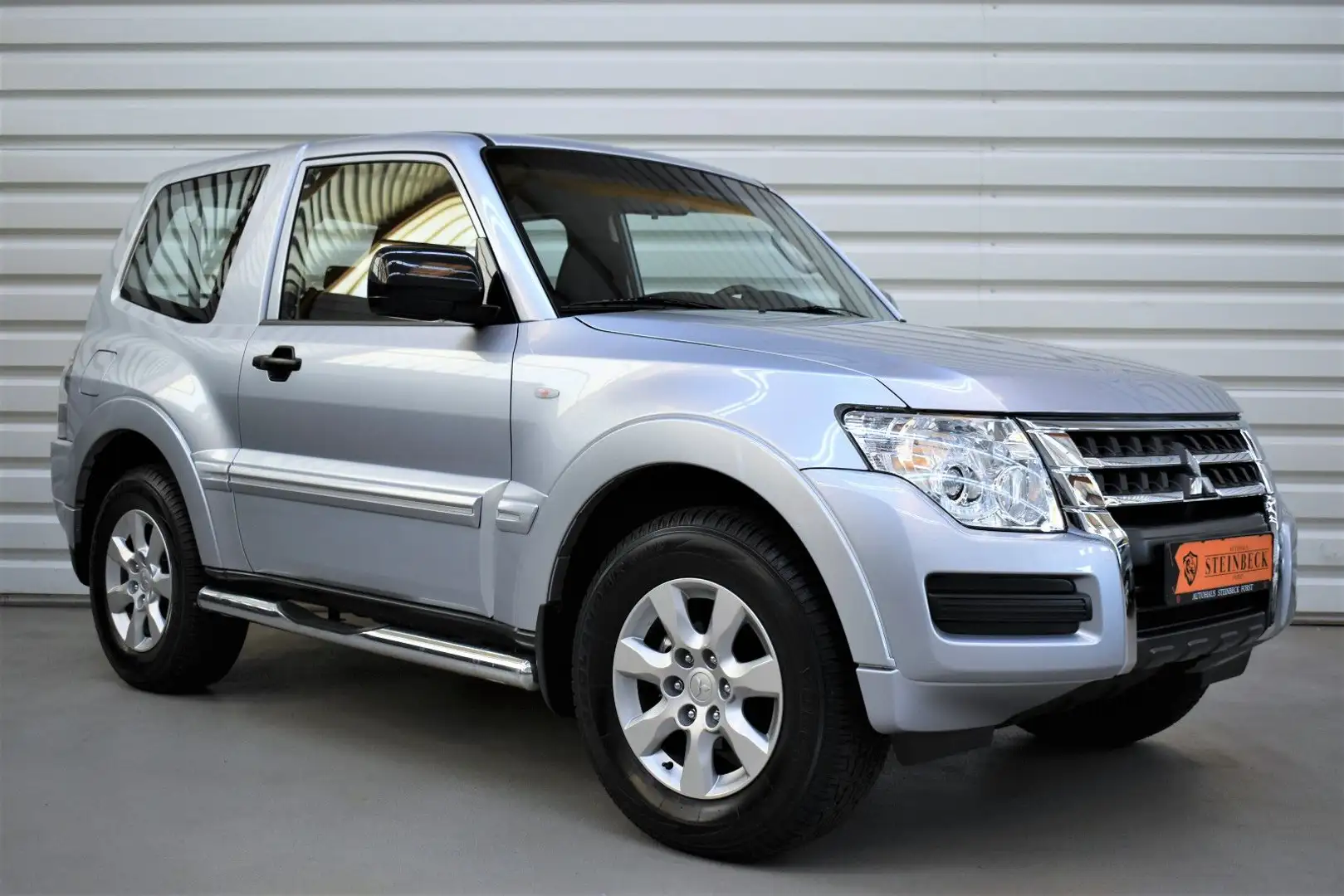 Mitsubishi Pajero 3.2DI-D+1.Hand+Automatik+AHK+Nur 28.000KM Argent - 1