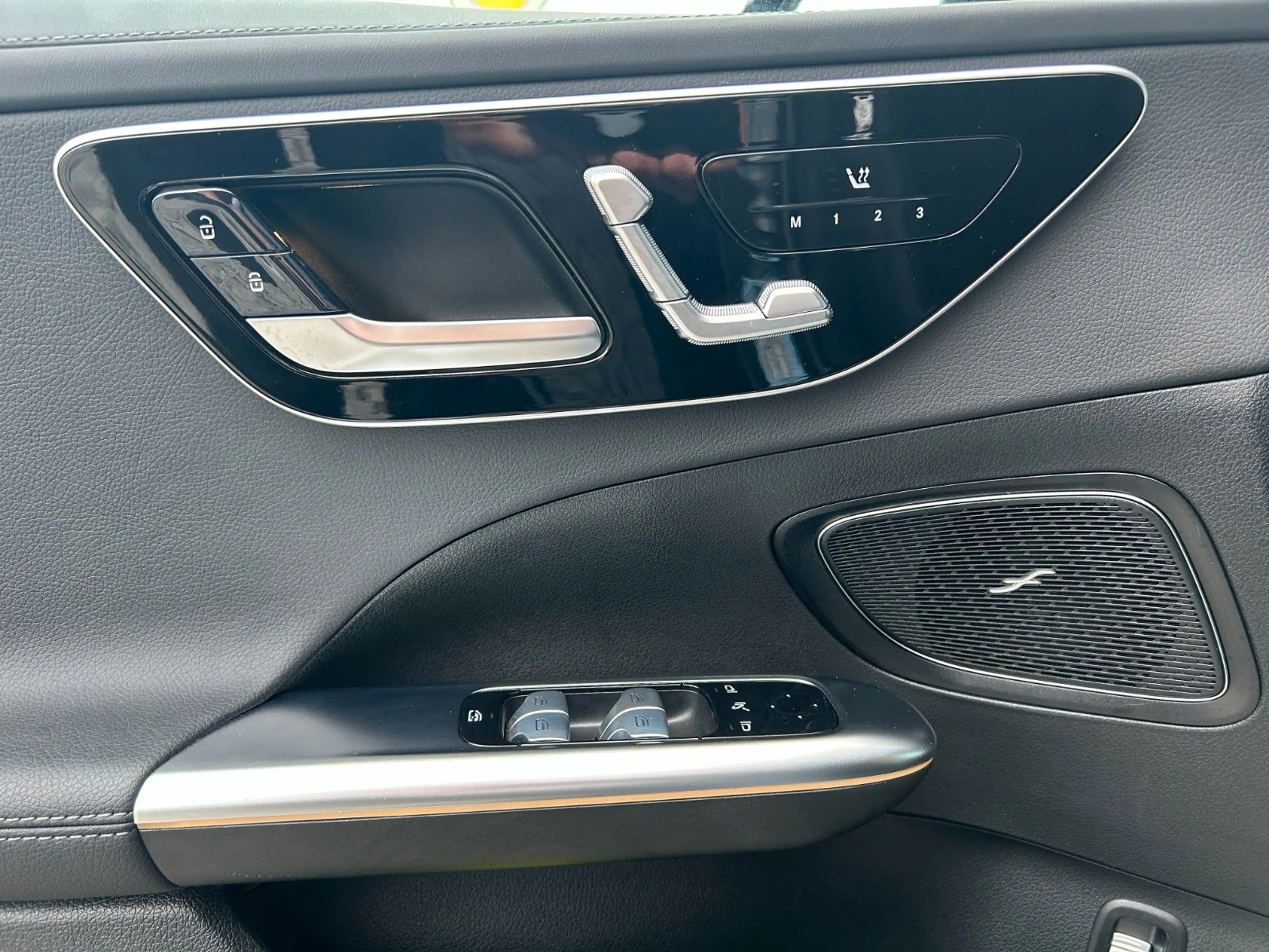 Mercedes-Benz C 180 AMG Line, AHK, LED, 360, 19ZOLL, Distro — photo 13