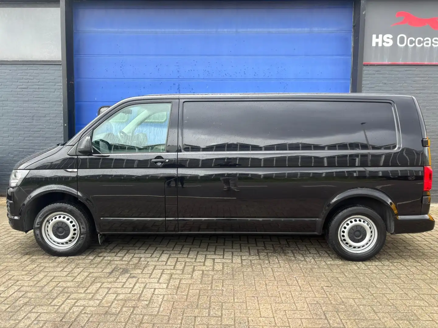 Volkswagen T6 Transporter 2.0 TDI 2017 Airco,multimedia,NAP Zwart - 2