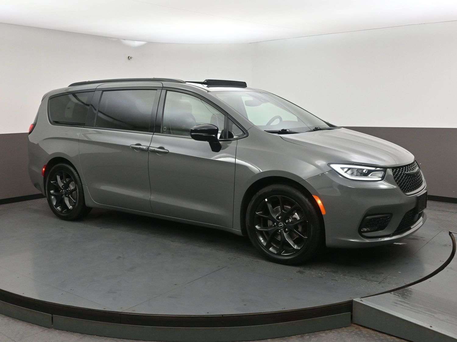 2025 Chrysler Pacifica Limited Captains Chairs | Panoramic Moonroof | Pow