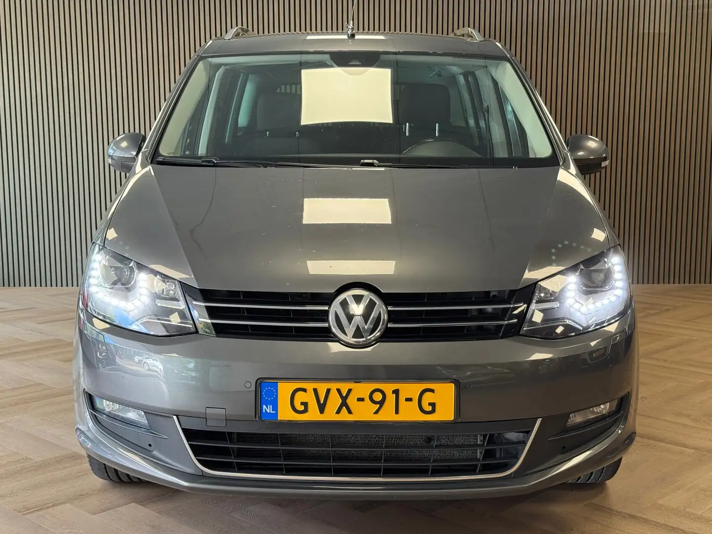 Volkswagen Sharan 2.0 TDI 4MOTION Exclusive Series 7P 7Persoons TREK Grijs - 2