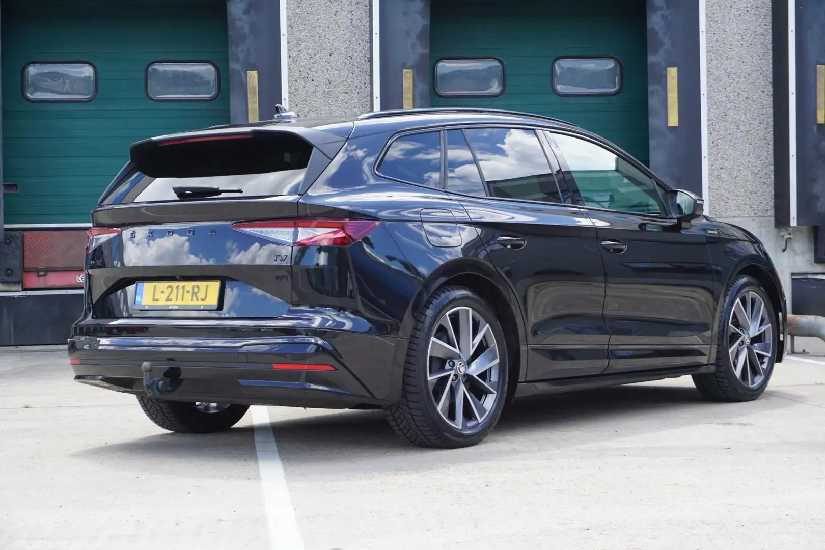 Skoda Enyaq 60 Sportline 180pk | Climate Pakket | parkeer Pakk Zwart - 2