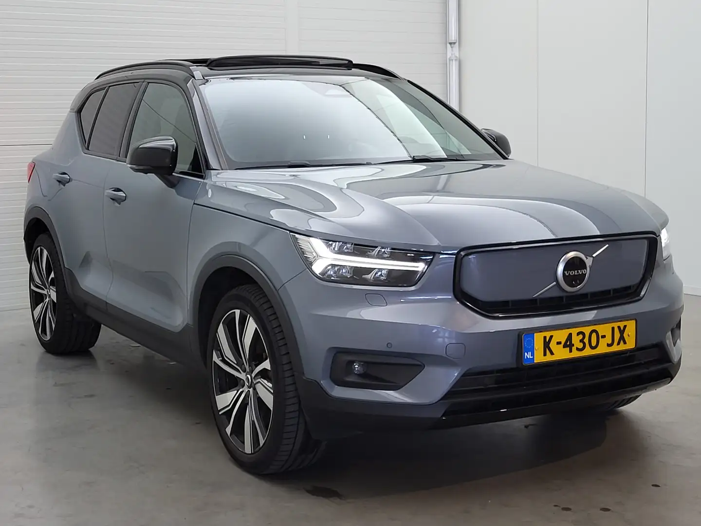 Volvo XC40 Recharge P8 AWD R-Design | Panorama | Warmtepomp | Grijs - 2