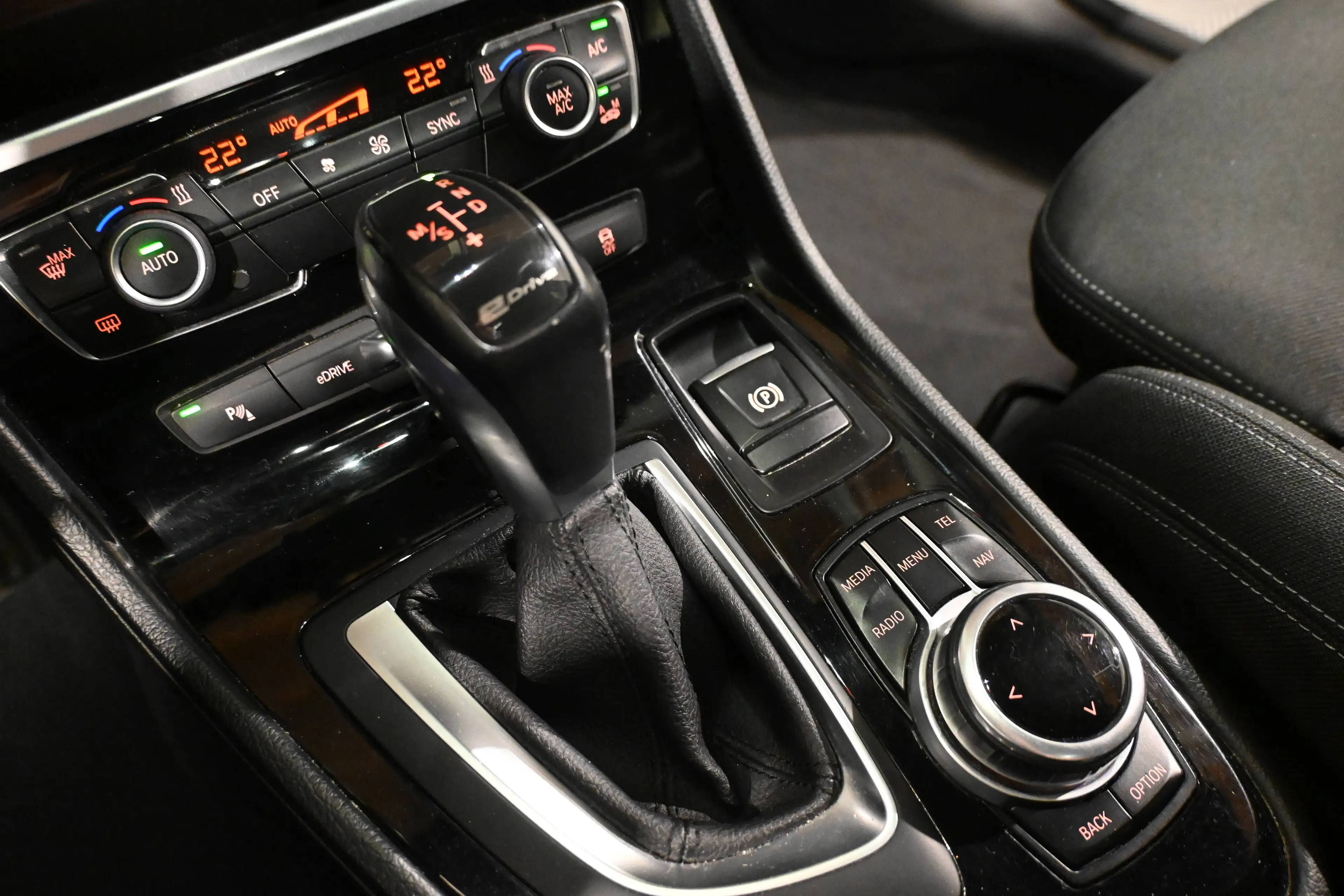 BMW 225 225XEA Active Tourer PHEV / GPS NAVIGATION / BLUETOOTH / PDC / A VOIR !! — photo 13