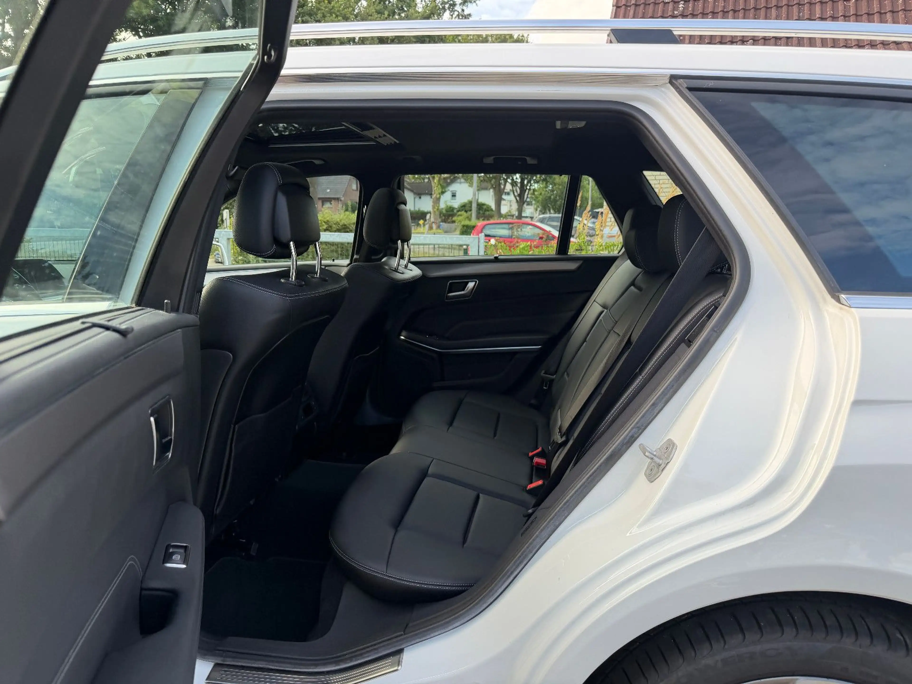 Mercedes-Benz E 250 T/D Avantgarde 4M-LED-NAVI-S.DACH-PDC-ALU — photo 13