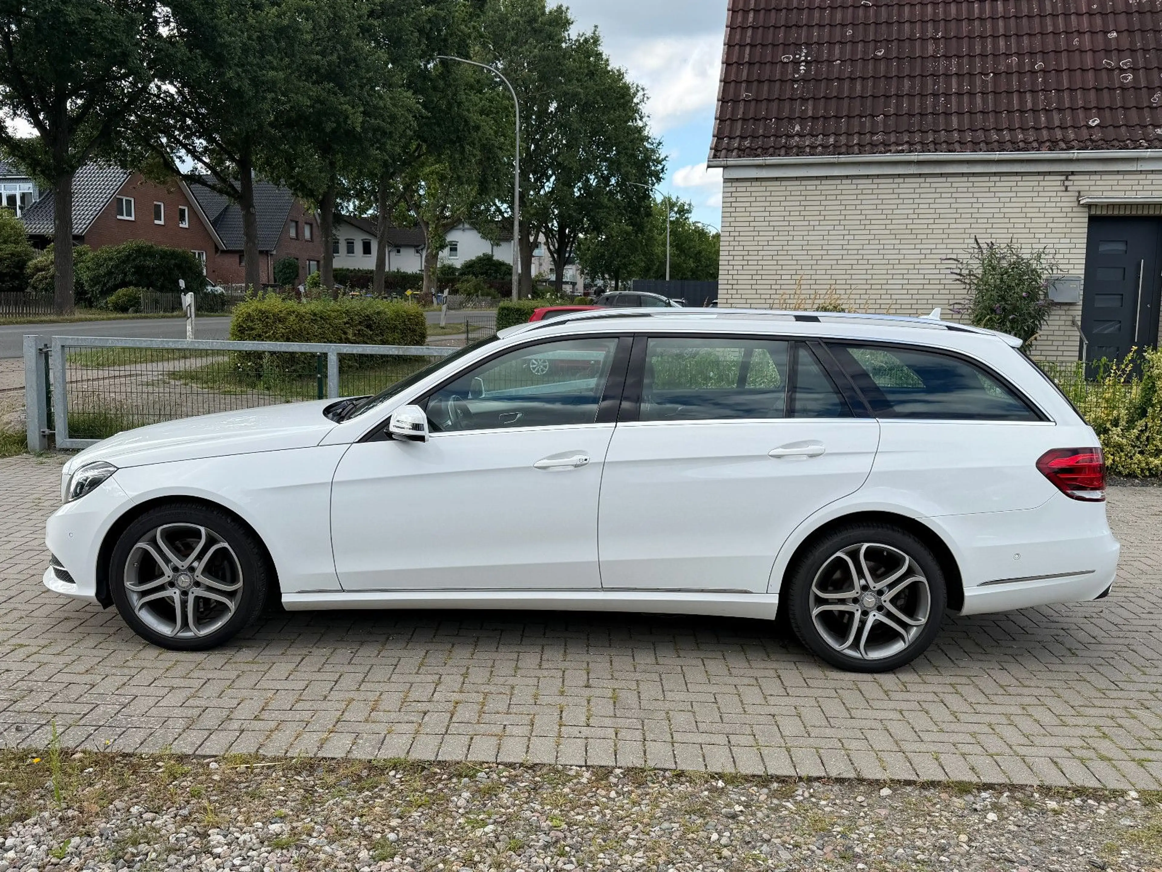 Mercedes-Benz E 250 T/D Avantgarde 4M-LED-NAVI-S.DACH-PDC-ALU — photo 4