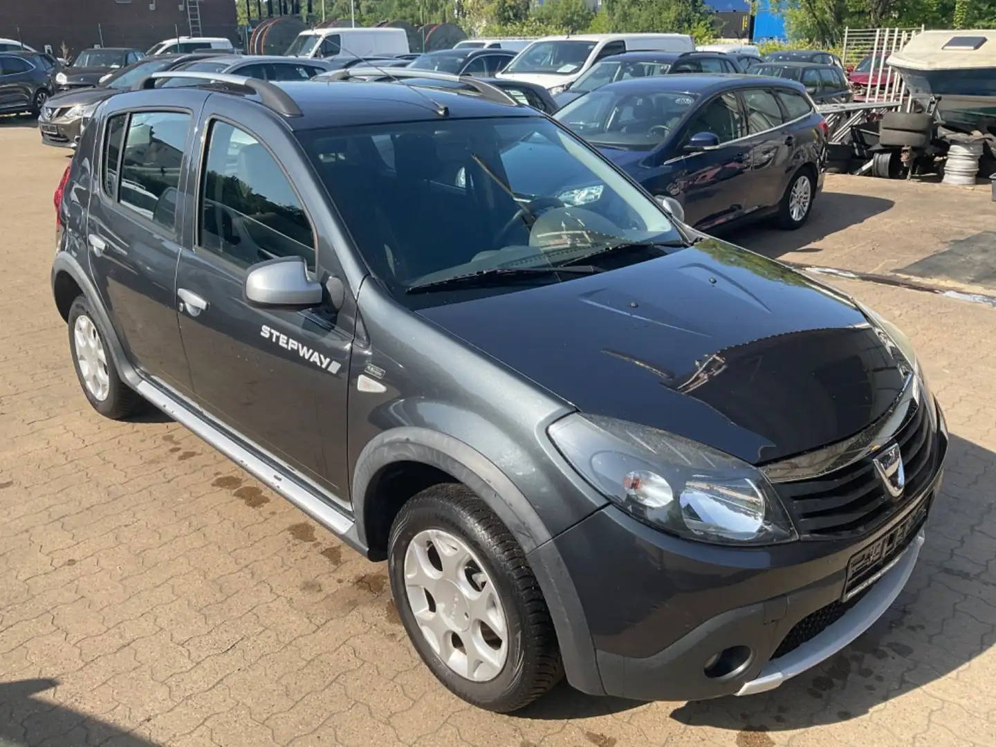 Dacia Sandero Stepway TÜV 12.2026 Grau - 1