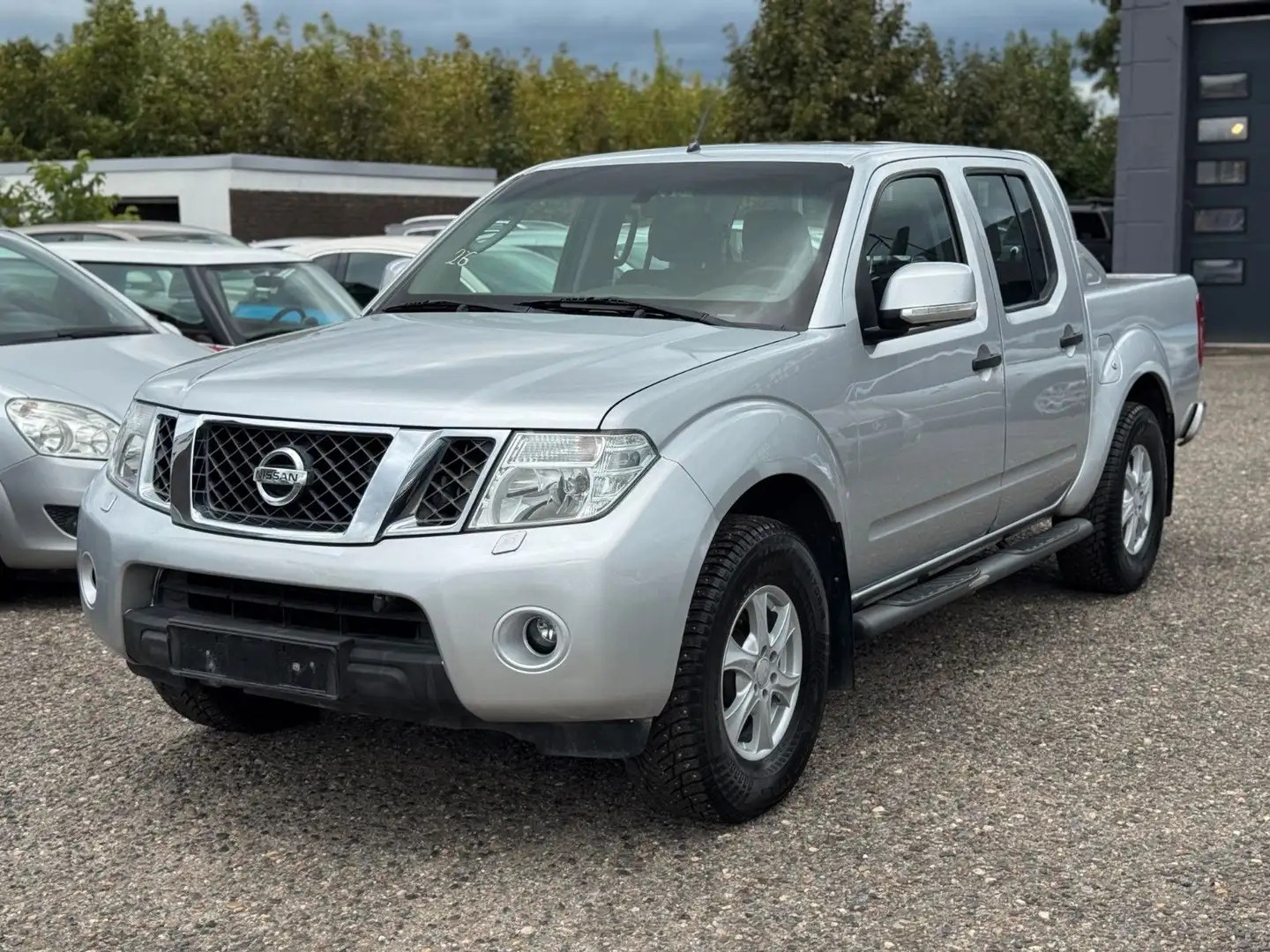 Nissan Navara Pickup Double Cab SE 4X4 Silber - 2