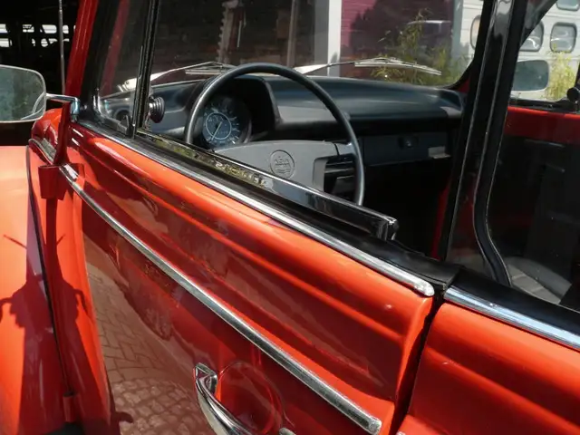 Volkswagen 1303 Cabriolet view 7