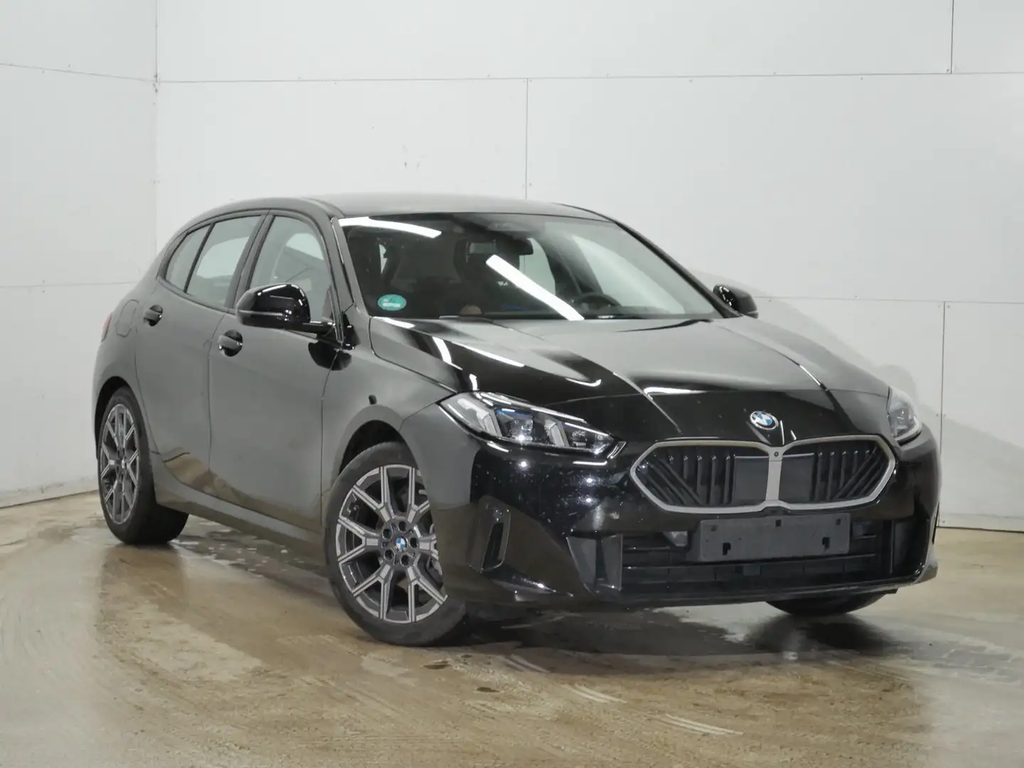 BMW 118 d AHK/ADAPTLED/HUD/KMFRTZGNG/360°/CARPLAY Schwarz - 2