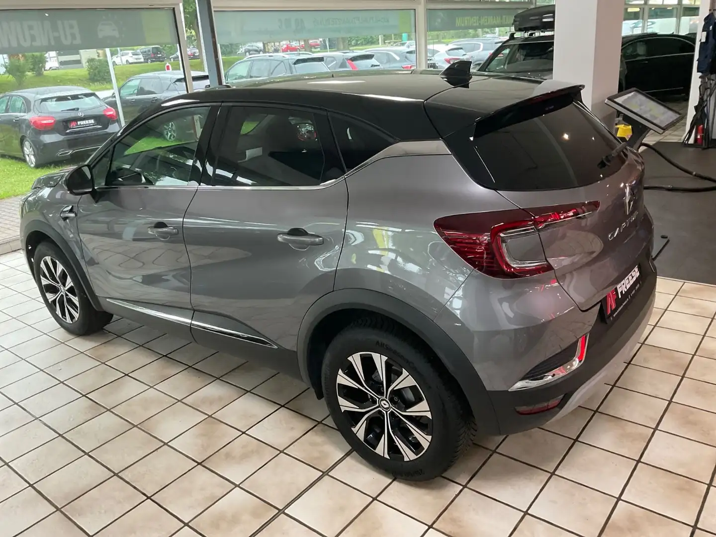 Renault Captur II Techno Grau - 2