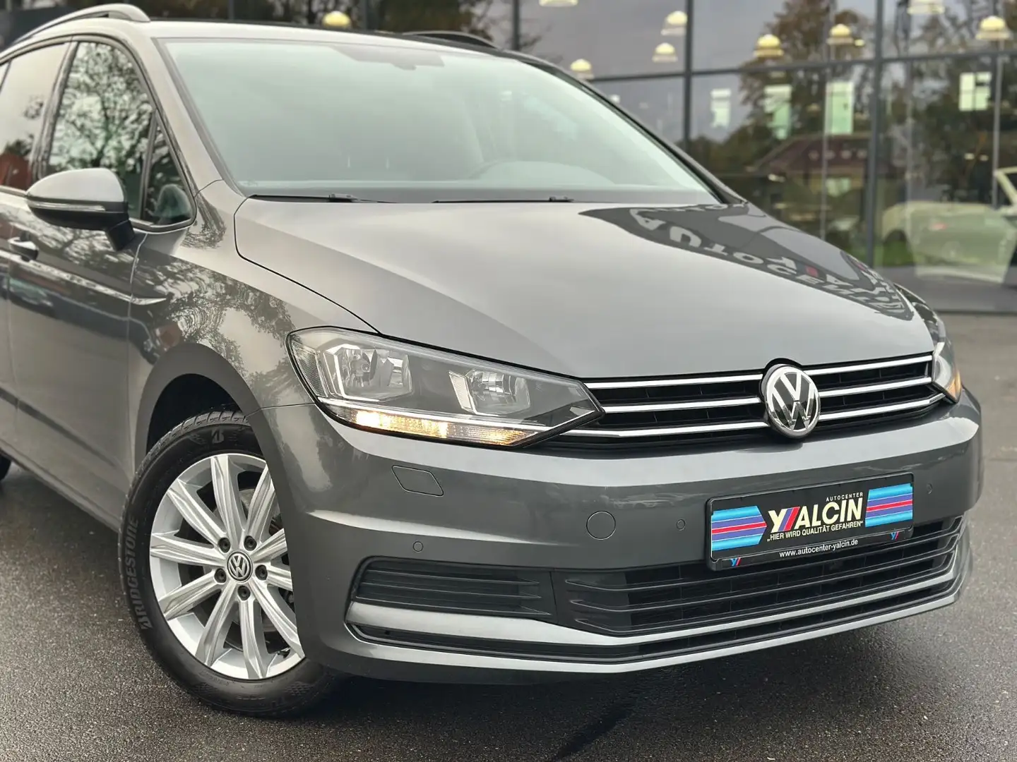 Volkswagen Touran 1.6 TDI SCR Comfortline 7-SITZER/NAV/SHZ Grau - 2