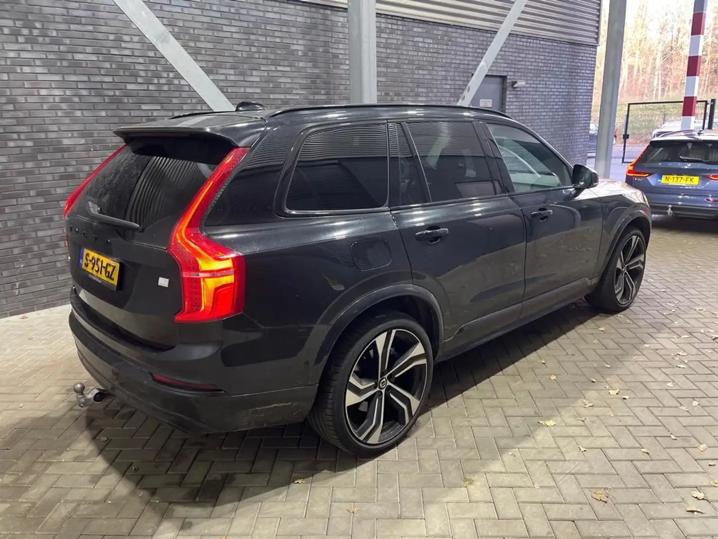 Volvo XC90 T8 Recharge R-Design | 7P | Luchtvering | Bowers&W Zwart - 2