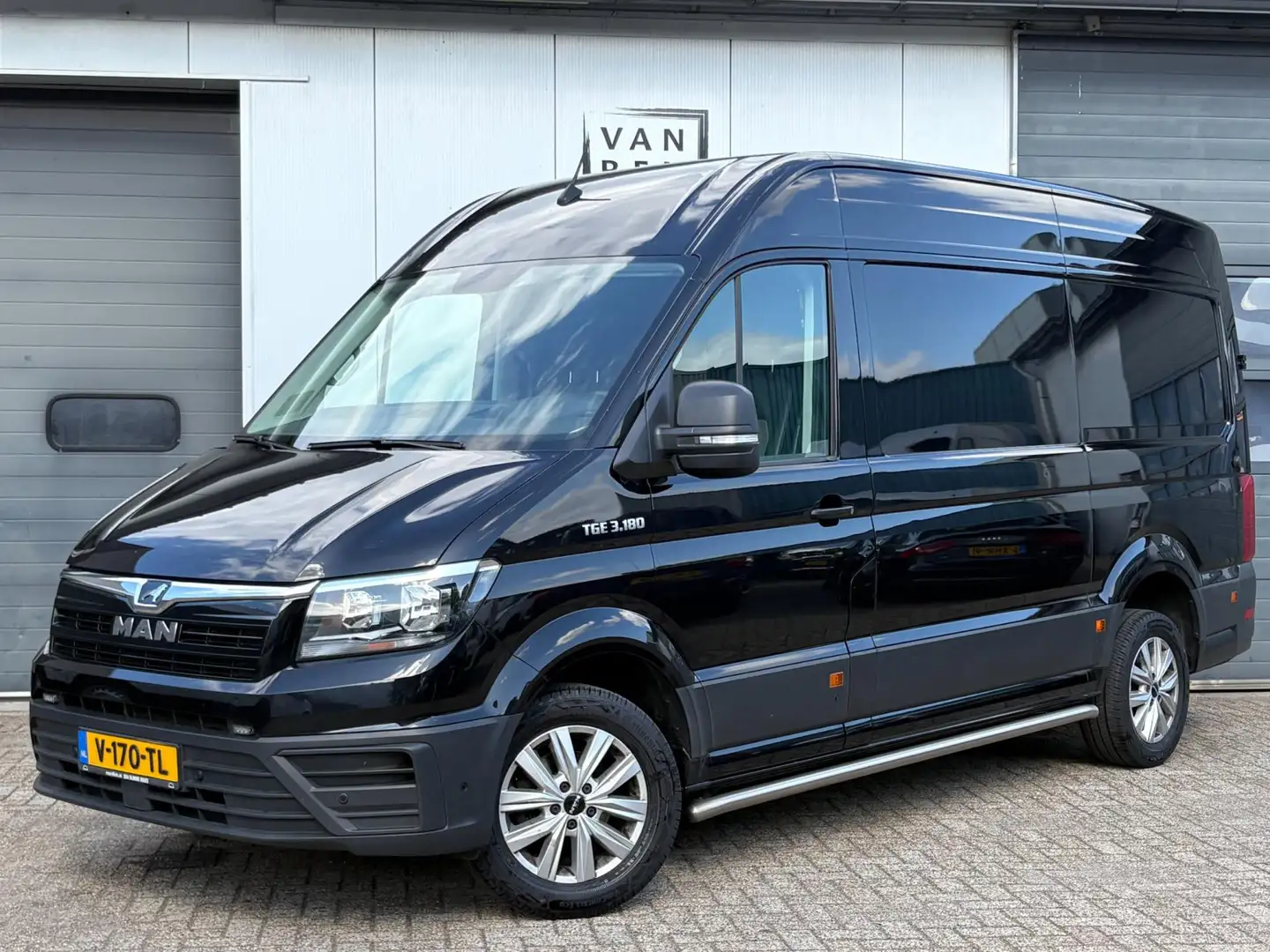 MAN TGE 3.180 2.0TDI 177pk Autom. Navi Camera Leder Apple Noir - 1