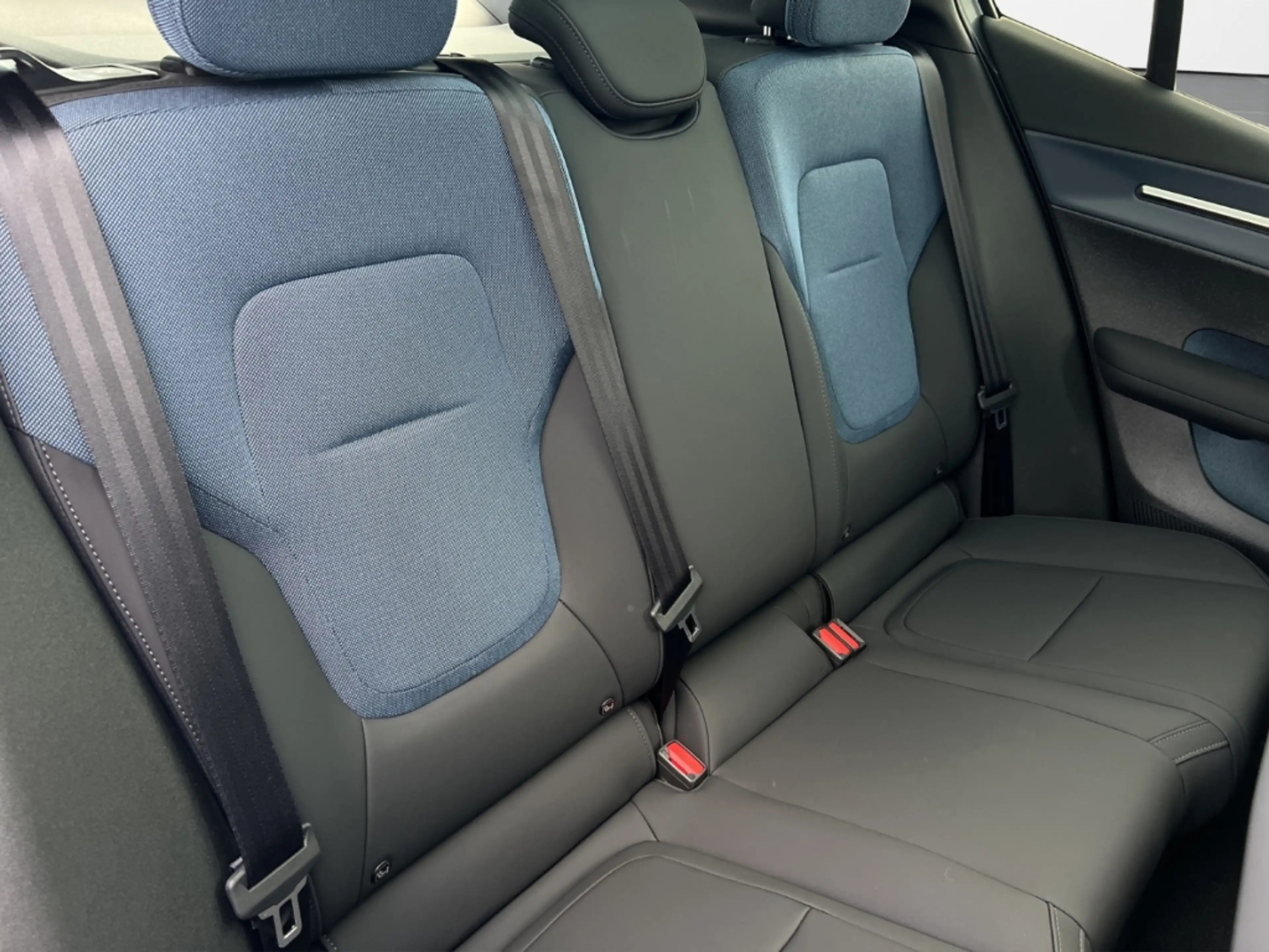 Volvo EX30 Cross Country Performance Pure Electric AWD — photo 12