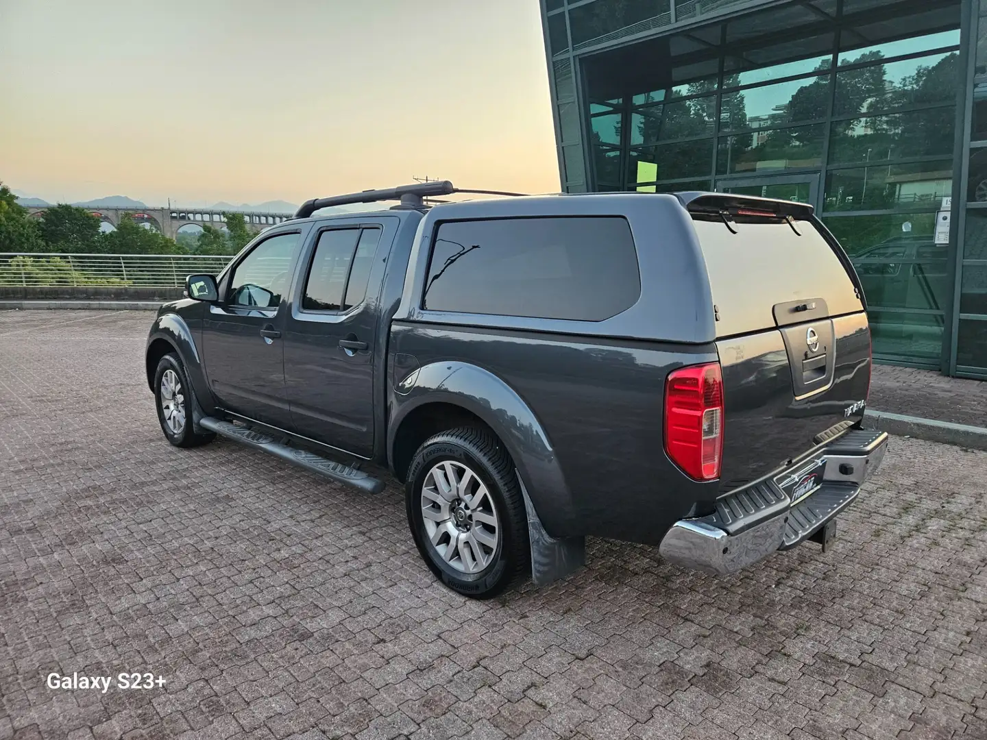 Nissan Navara 2.5 dCi 190CV 4 porte Double Cab Sport Grigio - 2
